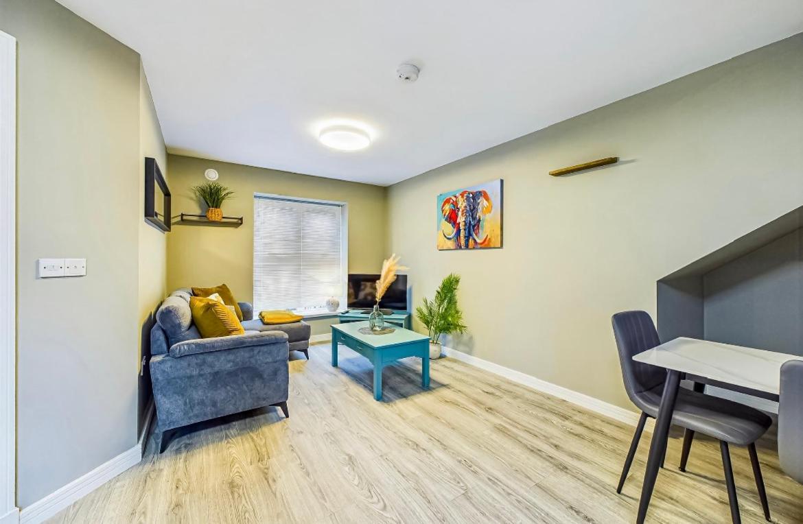 Modern Luxury Living In Center Apartment *