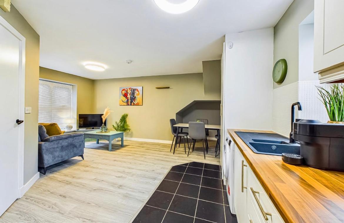 Modern Luxury Living In Center *