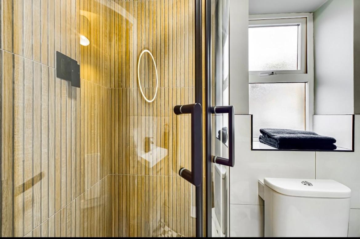 Modern Luxury Living In Center Apartment *